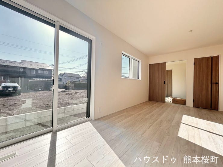 ■安らぎと笑顔の中心地■陽光が優しく降り注ぎ、会話が自然と弾む。ここでは、毎日が特別な時間へと変わります。