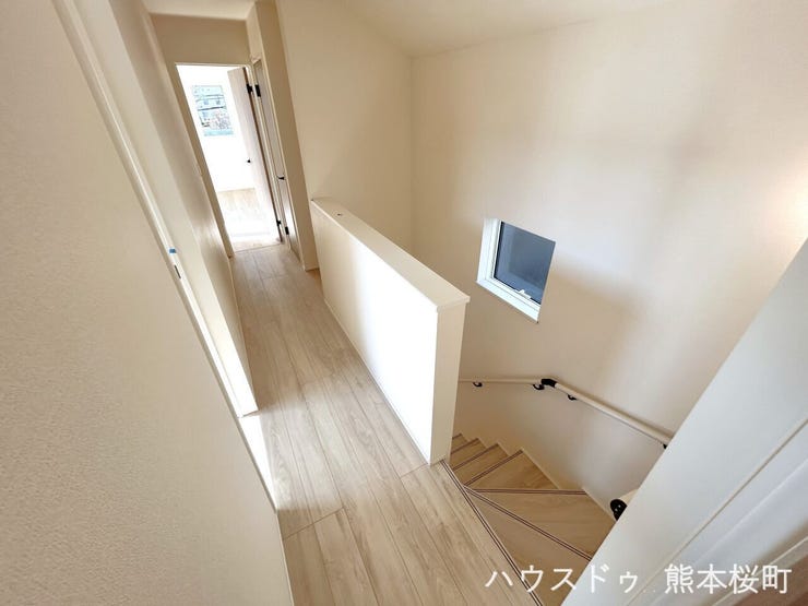 ■暮らしを繋ぐ、明るい動線■採光窓から光が差し込み、足元を優しく照らす。安全で快適な、家族の生活を支える縦の繋がりです。