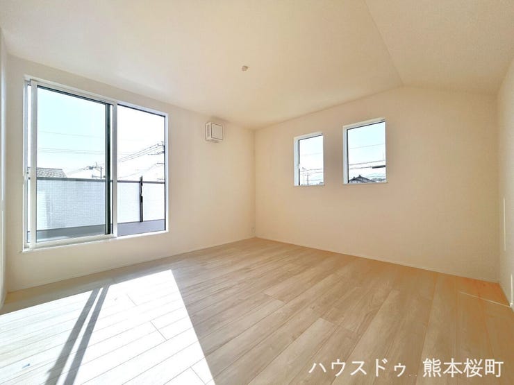 ■2階8.25帖洋室■心からリラックスできる静けさ、上質な眠りで、毎日をリセットします。明日への活力を養う空間です。