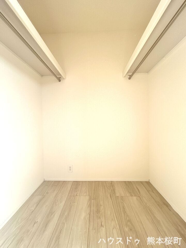 ■2階8.25帖洋室WIC■衣類から小物まで一ヶ所に集約。整理整頓がしやすく、毎日のコーディネートが楽しくなるゆとりの収納です。