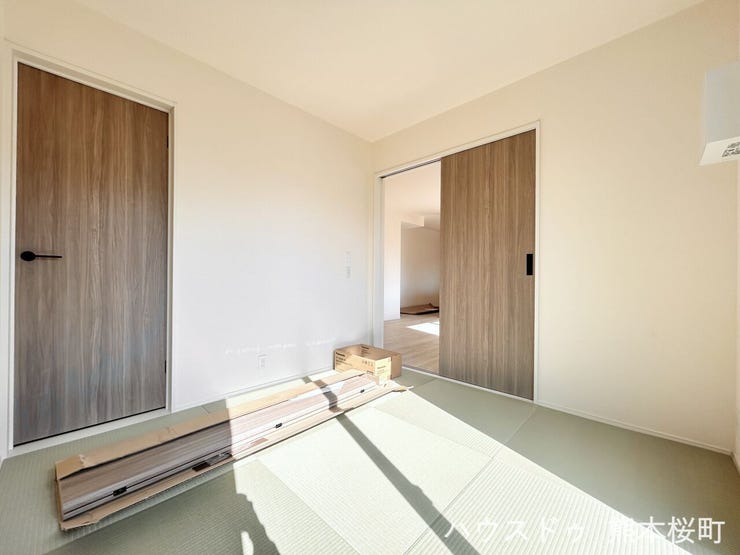 ■1階4.5帖和室■ゲストをもてなし、昼寝や家事にも使える、畳のぬくもりが心地よい多目的万能スペース。