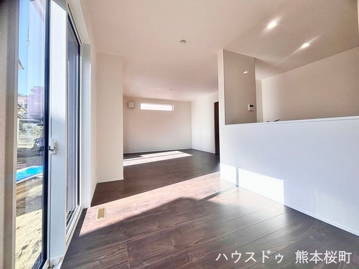 ■安らぎと笑顔の中心地■陽光が優しく降り注ぎ、会話が自然と弾む。ここでは、毎日が特別な時間へと変わります。