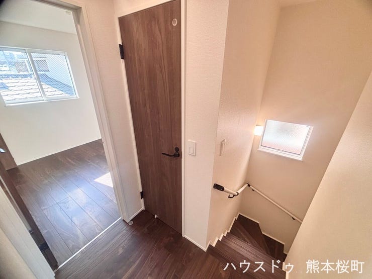 ■暮らしを繋ぐ、明るい動線■採光窓から光が差し込み、足元を優しく照らす。安全で快適な、家族の生活を支える縦の繋がりです。