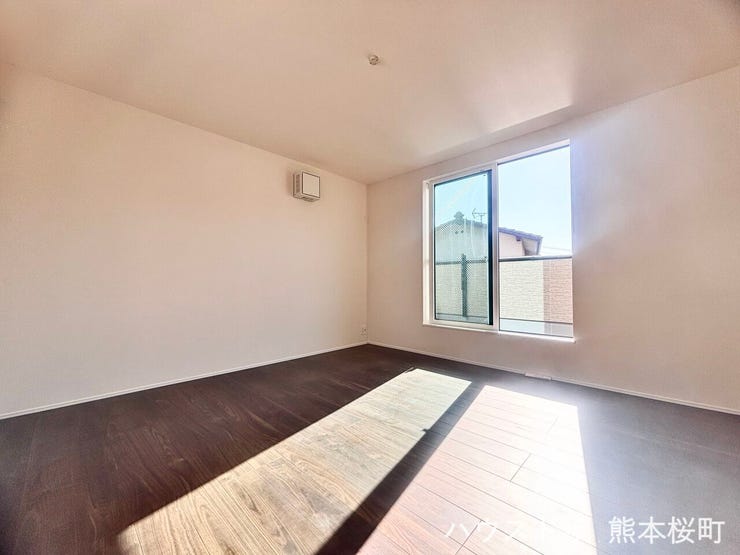 ■2階8帖洋室■心からリラックスできる静けさ、上質な眠りで、毎日をリセットします。明日への活力を養う空間です。