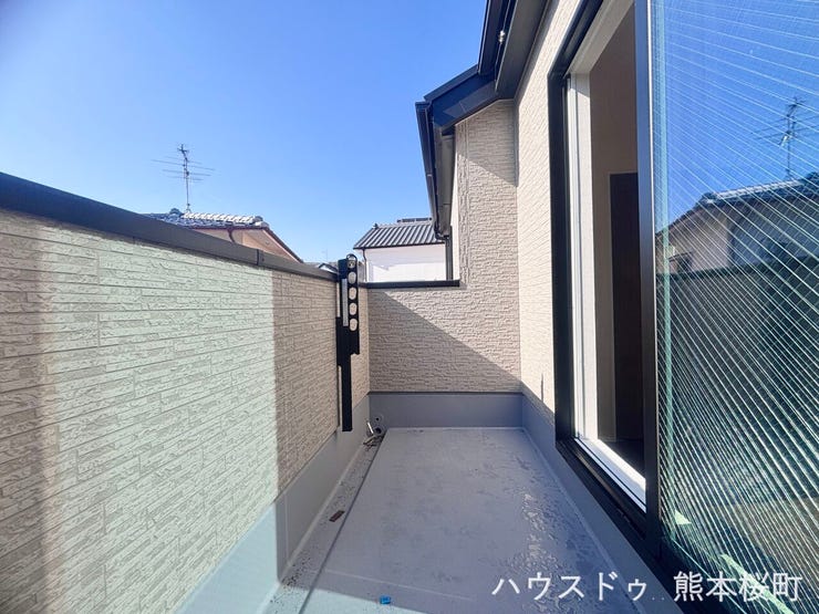 ■空の下の開放的な特等席■日光浴や読書、外の空気を感じながらリフレッシュ。暮らしを豊かにする、もう一つの心地よい空間です。