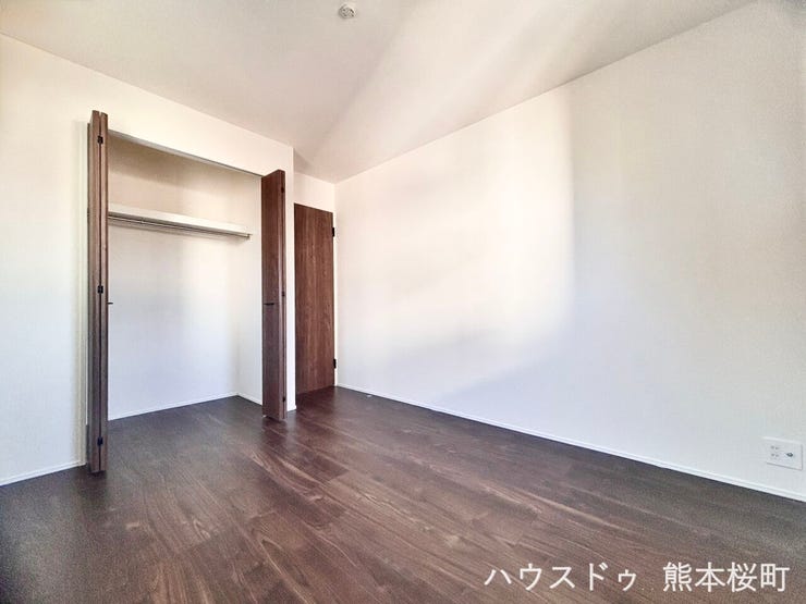 ■2階5.5帖洋室■寝室、書斎、趣味の部屋。家族の成長やライフスタイルに合わせ、様々な使い方ができる快適な空間です。