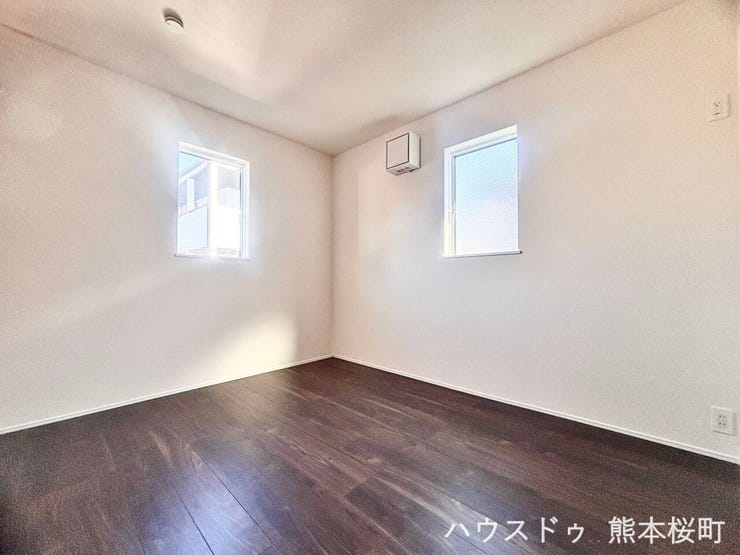 ■2階5.5帖洋室■寝室、書斎、趣味の部屋。家族の成長やライフスタイルに合わせ、様々な使い方ができる快適な空間です。