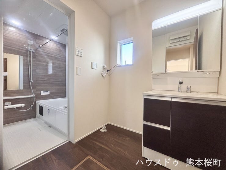 ■清々しいリフレッシュ空間■自分を磨き、気持ちを切り替える。心地よい光が差し込むプライベートスペース。