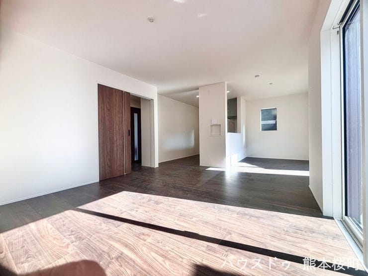 ■安らぎと笑顔の中心地■陽光が優しく降り注ぎ、会話が自然と弾む。ここでは、毎日が特別な時間へと変わります。