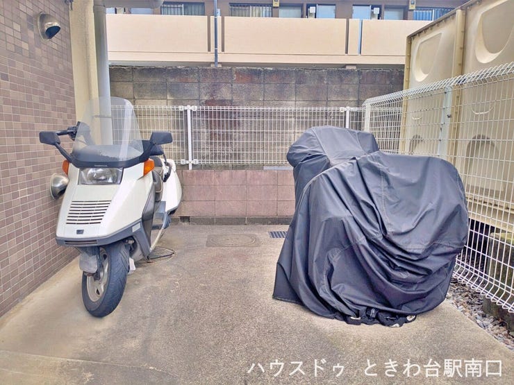 大型バイクも駐車可能なゆとりのあるバイクスペースです。建物脇の死角になりにくい場所に位置しており、防犯面でも配慮されています。