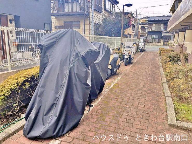 エントランスから続くアプローチ沿いに設けられたバイクスペースです。植栽に面した明るい空間で、出し入れの際もスムーズな動線が確保されています。