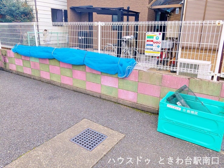 地域指定のゴミ出しルールが明確に掲示され、ネットやコンテナが用意された衛生的な集積所です。板橋区のルールに準じた分別が徹底されており、管理状況の良さが感じられます。