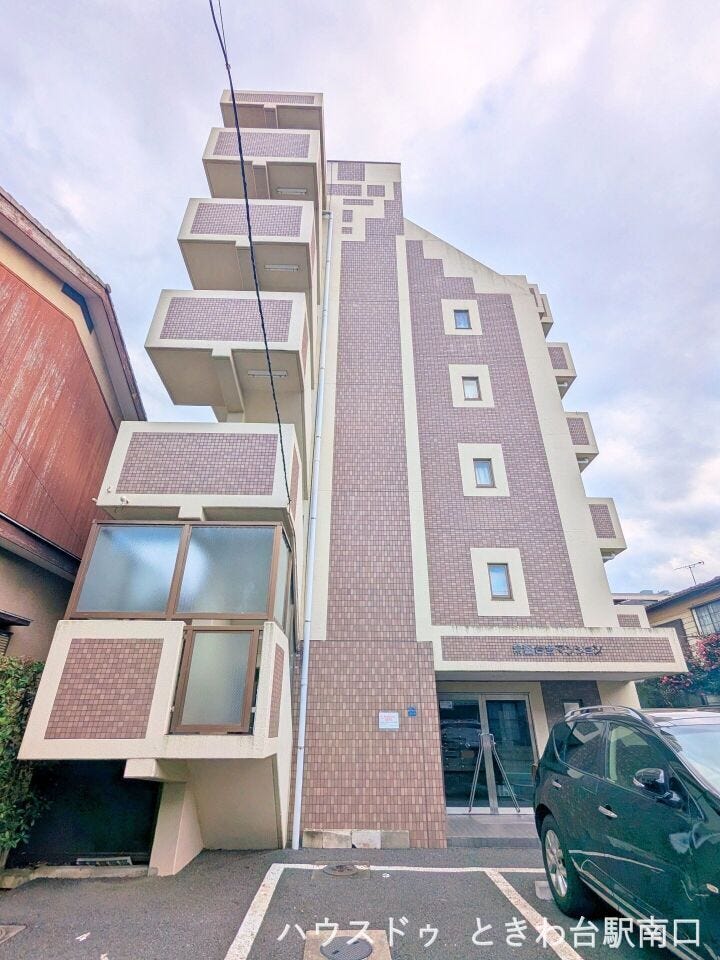 段々状のフォルムが目を引くスタイリッシュな正面デザインです。エントランス前はフラットな動線が確保されており、ベビーカーや重い荷物をお持ちの際もスムーズ。視認性が良く、来客時も案内しやすい建物です。