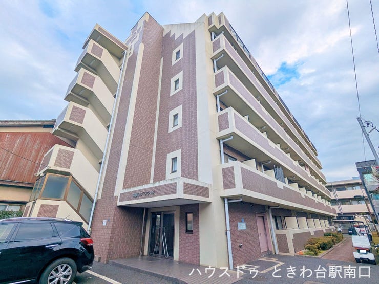 【外観】
落ち着いたツートンカラーのタイル張りが印象的な「常盤台宝マンション」。周辺は高い建物が少なく、開放感のある立地。