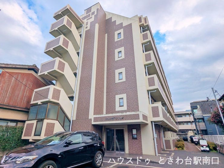 建物のサイドに配置された階段はデザインのアクセントにもなっており、視認性の高い佇まいです。敷地内には適度なゆとりがあり、隣地との間隔もしっかり確保されているため、通風や採光にも期待ができる造りです。