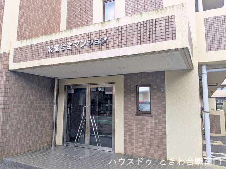 清潔感のあるエントランスは、重厚な石目調のタイルで装飾されています。アプローチ部分も綺麗に清掃されており、入居者様を心地よく迎え入れます。オートロック完備で、居住者のプライバシーにも配慮されています。