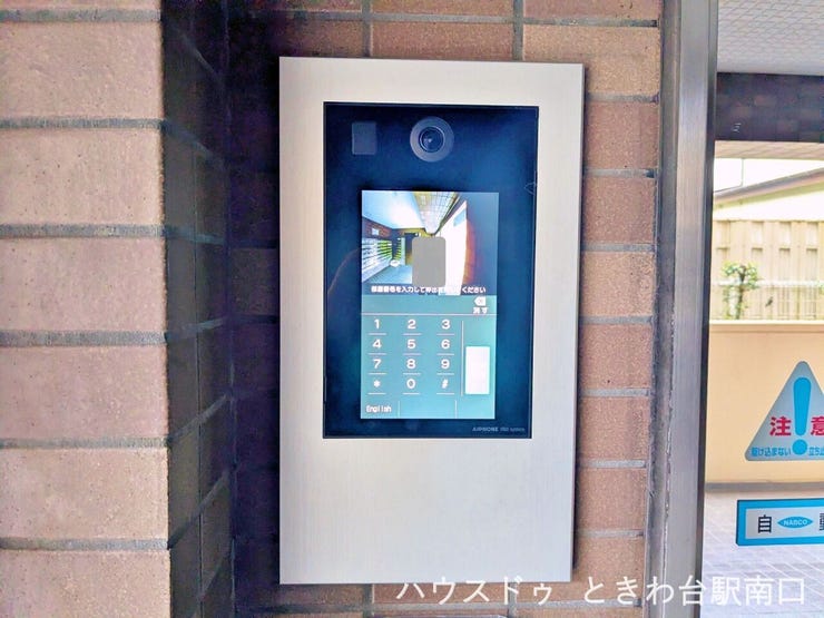 タッチパネル型インターホンを導入しています。来客者の顔が確認できるため防犯性が高く、スマートな操作感が魅力です。現代のニーズに応えた設備更新がなされており、快適なマンションライフを支えます。