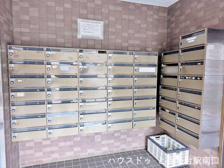 整理整頓された集合ポストは、住人のマナーと管理の質を表す大切なポイントです。ダイヤルロック式でセキュリティ面も安心。周辺にはゴミ一つなく、共用部が日常的に美しく保たれていることが分かります。