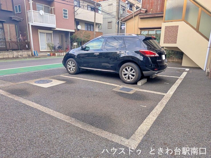 敷地内には、出し入れのしやすい平置き駐車場を完備しています。前面道路との高低差が少なく、スムーズに駐車が可能です。建物に隣接しているため、お買い物帰りやお子様連れの際も移動距離が短く大変便利です。