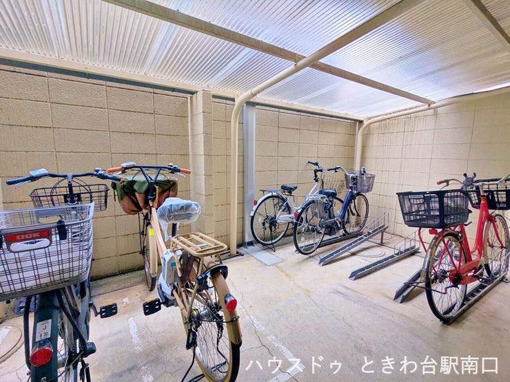 雨の日でも大切な自転車が濡れにくい屋根付きの駐輪スペースです。コンクリート敷きで足元が安定しており、ラックも設置されているため整理整頓が容易です。