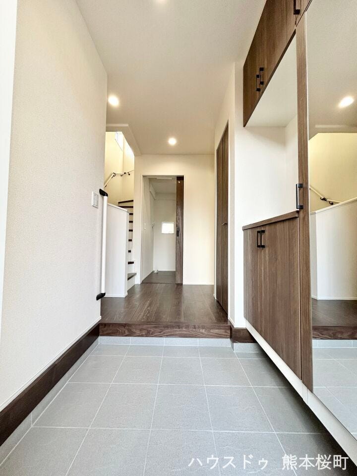 ■□■「しまう」が叶える、美しい玄関■□■大容量のシューズボックスがあることでいつも整理された、気持ちの良い「家の顔」を保てます。