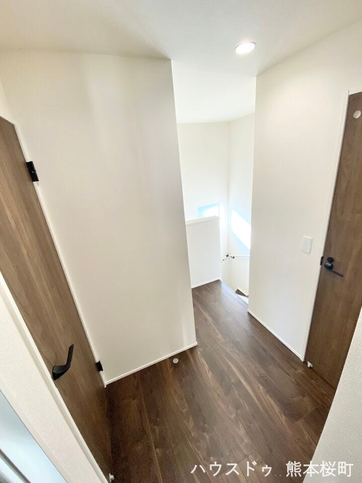 ■□■暮らしを繋ぐ、明るい動線■□■採光窓から光が差し込み、足元を優しく照らす。安全で快適な、家族の生活を支える縦の繋がりです。