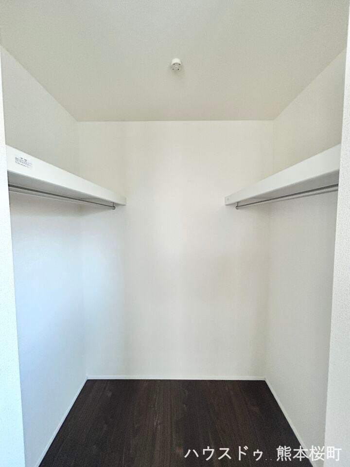 ■□■2階7.25帖洋室WIC■□■衣類から小物まで一ヶ所に集約。整理整頓がしやすく、毎日のコーディネートが楽しくなるゆとりの収納です。