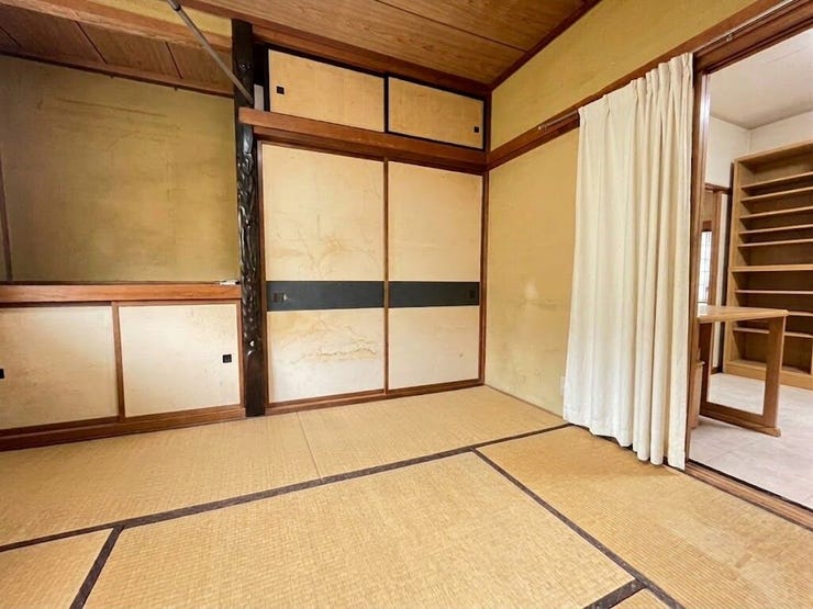 1階8帖和室
ご家族の団欒に良い広さです。続き間で6帖和室と玄関に繋がるお部屋になります。
※AIを使用した家具消し加工をしています。現況をご確認ください。