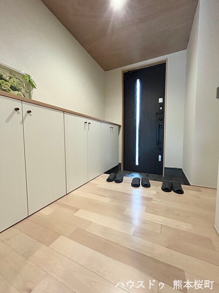 ■□■「ただいま」の安堵をくれる場所■□■訪れる人を迎え入れ、帰るたびにホッと一息つける、明るく機能的なエントランス