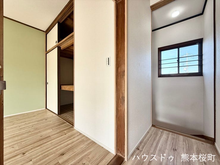 ■□■暮らしを繋ぐ、明るい動線■□■採光窓から光が差し込み、足元を優しく照らす。安全で快適な、家族の生活を支える縦の繋がりです