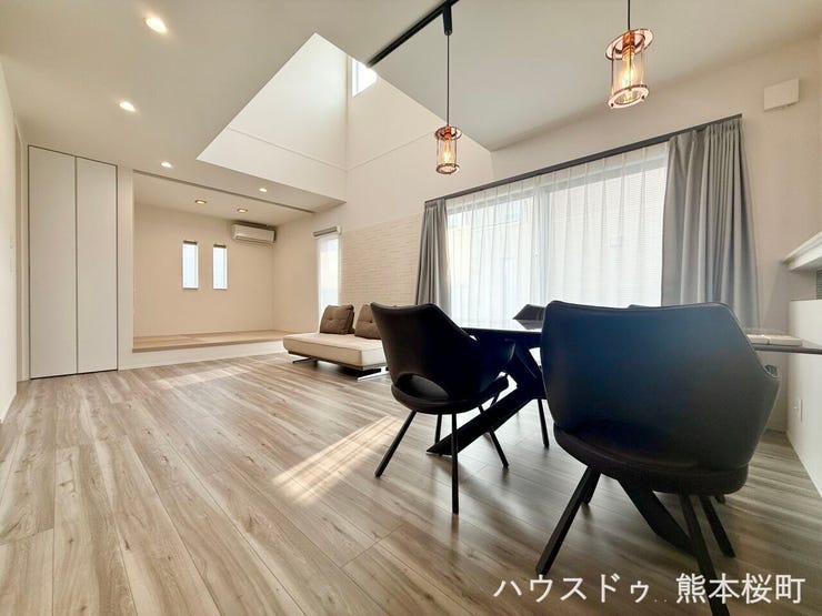 ■安らぎと笑顔の中心地■陽光が優しく降り注ぎ、会話が自然と弾む。ここでは、毎日が特別な時間へと変わります