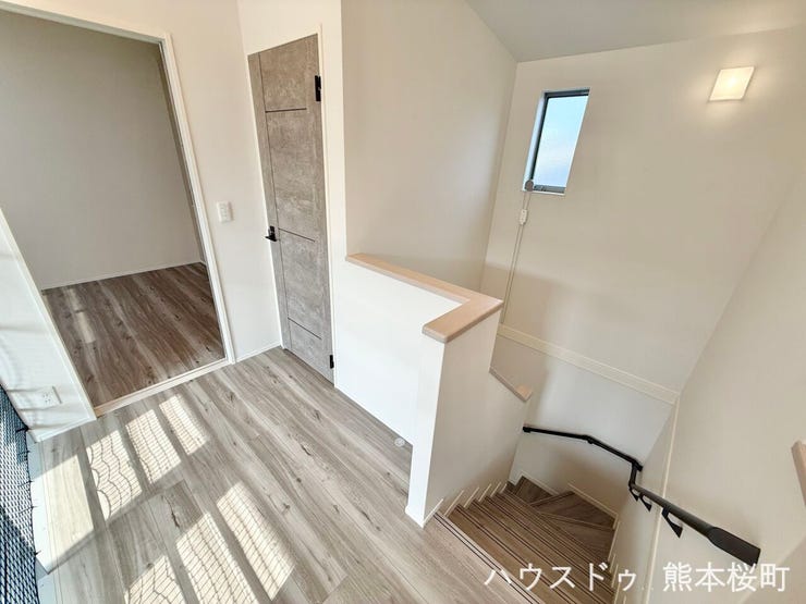 ■暮らしを繋ぐ、明るい動線■採光窓から光が差し込み、足元を優しく照らす。安全で快適な、家族の生活を支える縦の繋がりです