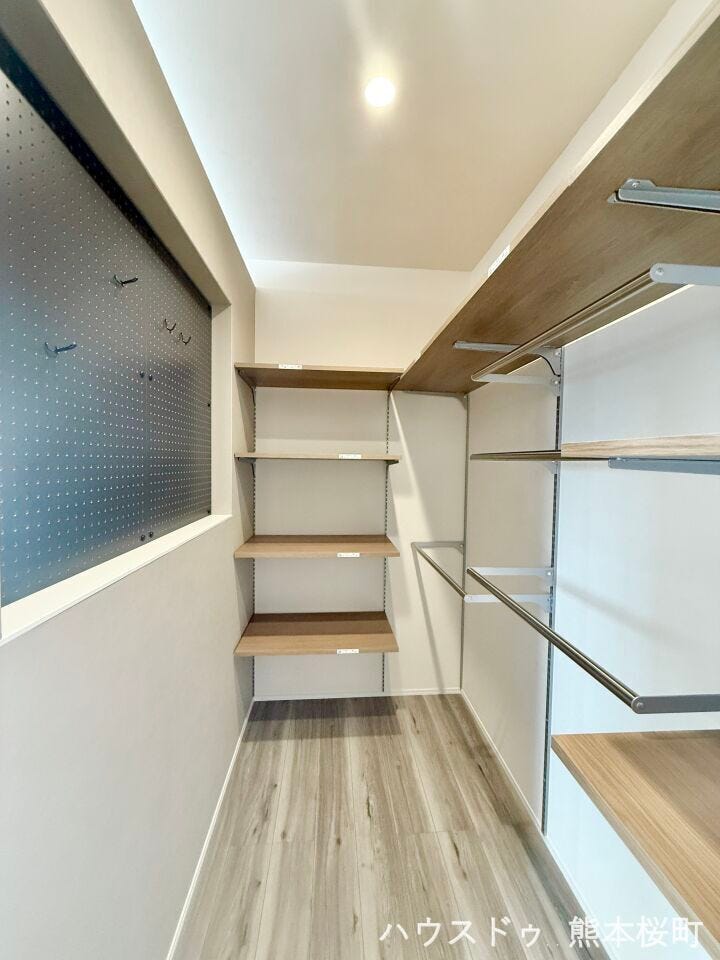 ■2階6.8帖洋室WIC■衣類から小物まで一ヶ所に集約。整理整頓がしやすく、毎日のコーディネートが楽しくなるゆとりの収納です