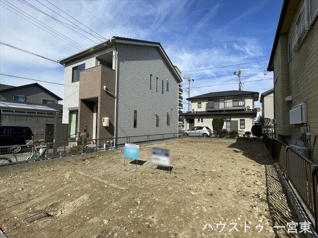 南側前面道路:陽当たり・通風が良いので南側に庭や窓を作りやすくなり、家の中に長時間光を取り込むことが出来ますね。