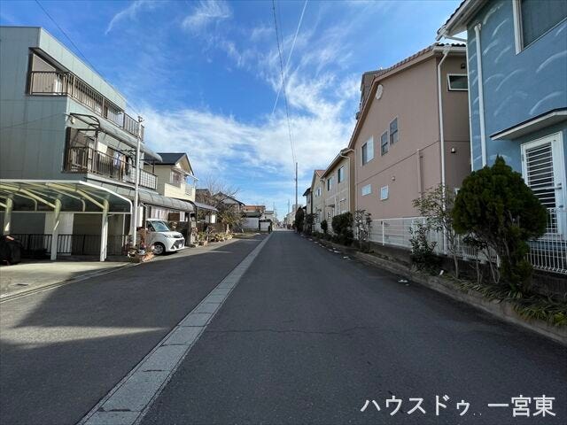 南側幅員約8.8mの前面道路です。広々としていて、街並みが開放的で圧迫感がありません。