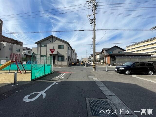 南側幅員約8.8mの前面道路です。車の出し入れもしやすく、また配達などの車が停まっていても通行出来る道幅となっています。