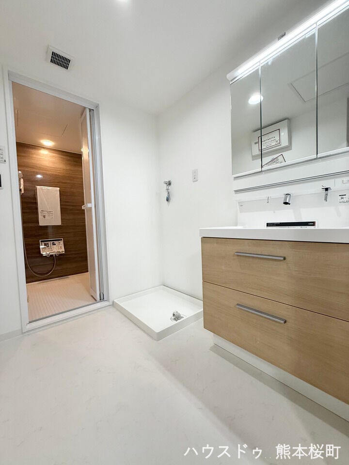 ■□■洗面所■□■
【洗面化粧台新規交換・防水パン新規交換】三面鏡付きの洗面化粧台♪鏡の裏には収納スペースがあるので、歯ブラシや化粧水などの小物をしまい生活感を隠すことができます☆