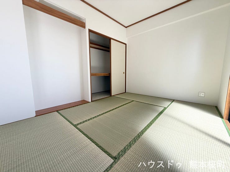 ■□■6帖和室■□■
家事や仕事のスペース、リラックス空間、応接スペースと使い方色々♪お子様が万が一転倒しても素材が柔らかいので安心安全です◎