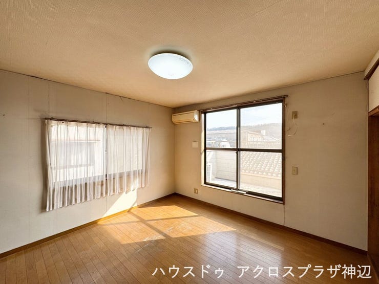 【洋室8帖(2F)】
広々とした洋室からはベランダへ出ることができます。