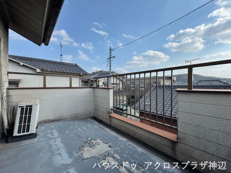 【ベランダ】
陽当たりの良いベランダは、十分な広さがございます。