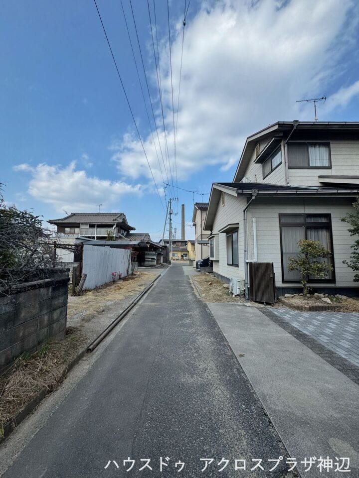 【西側私道2.4m】
前面道路は車通りが少なく、小さいお子様でも安心です。