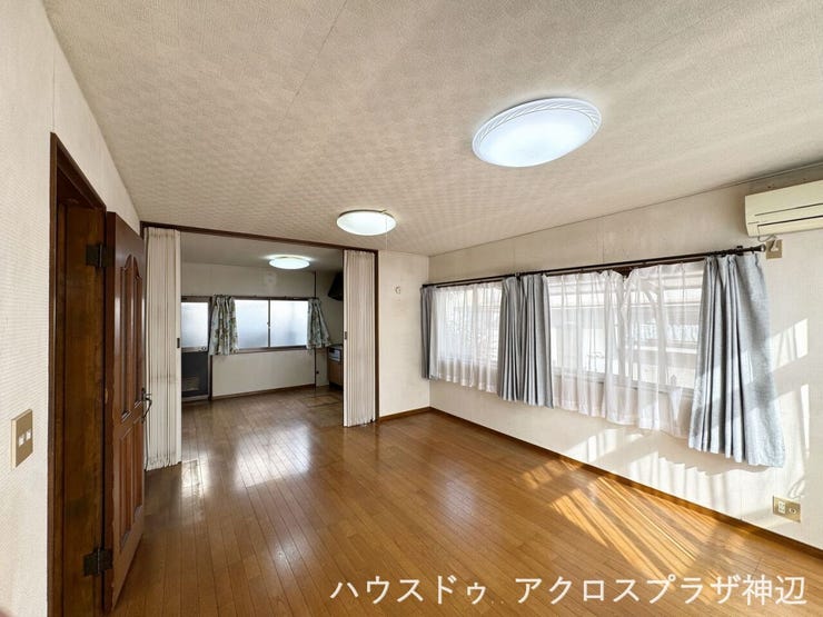 【LDK】
広々としたLDKは日当たり良好です。