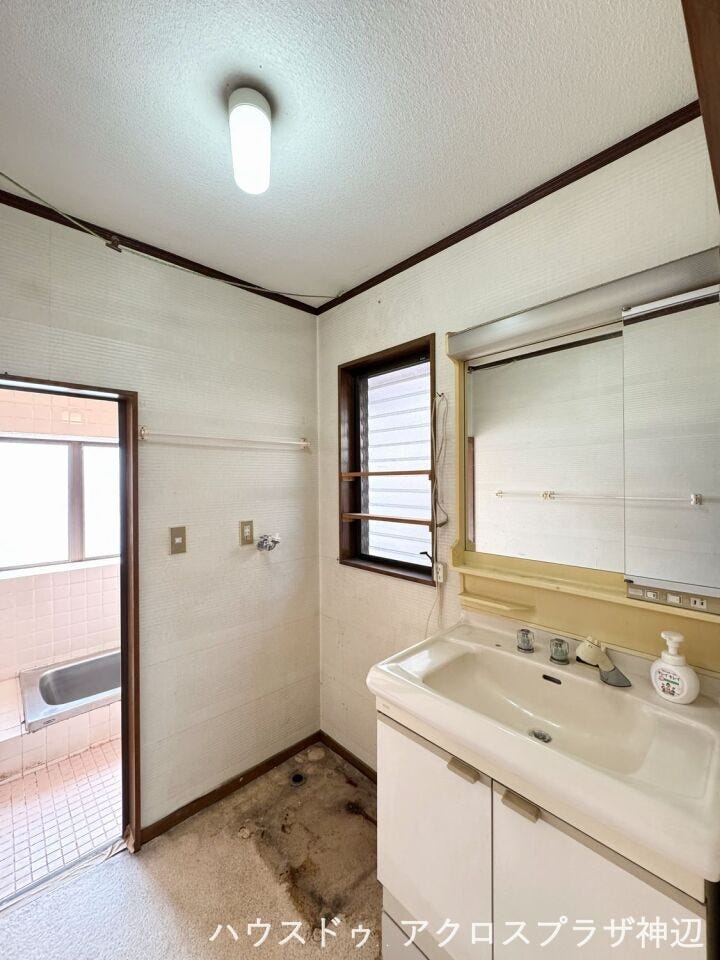 【洗面室】
室内洗濯機置き場・独立洗面台ございます。