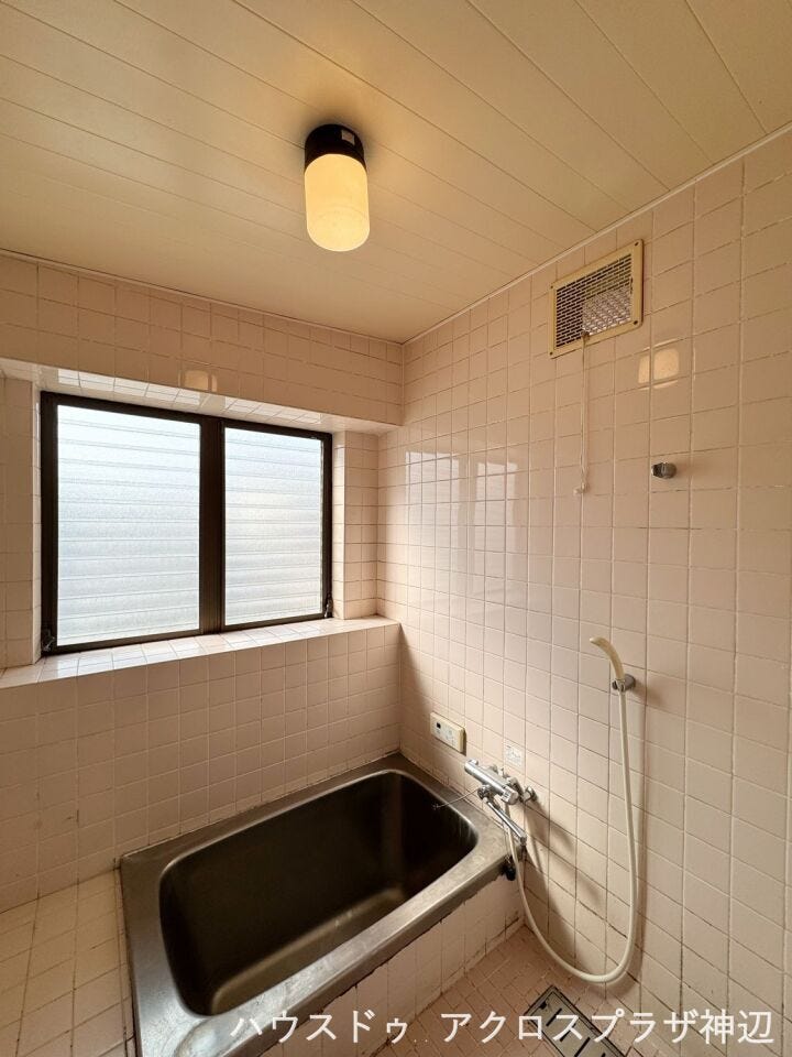 【浴室】
浴室には窓があり、換気がしやすいです。