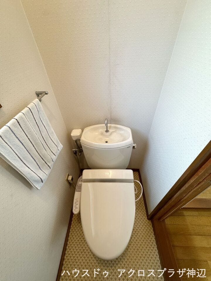 【トイレ(1F)】
1階トイレにはウォシュレットがついています。