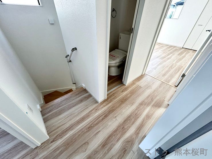 ■□■暮らしを繋ぐ、明るい動線■□■採光窓から光が差し込み、足元を優しく照らす。安全で快適な、家族の生活を支える縦の繋がりです。