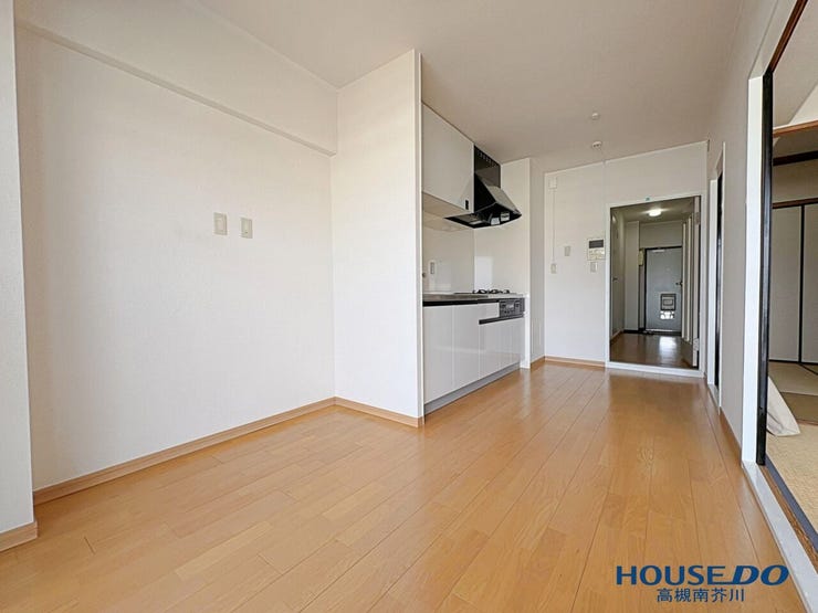 【ダイニングキッチン】
令和4年1月 キッチン新調、フロア床、クロス貼替のリフォームを実施しています
大変きれいです