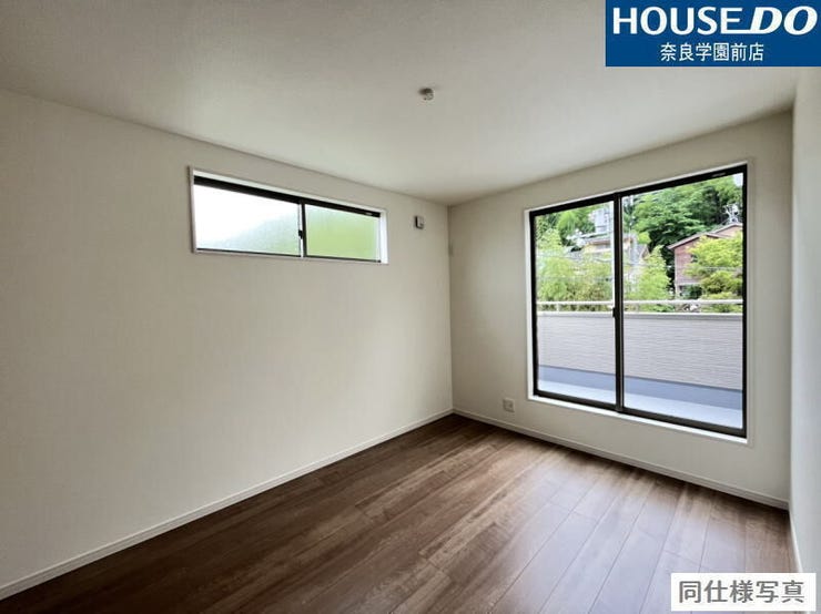 大きな窓から自然光がたっぷり差し込む、バルコニーに面した洋室は、明るく風通しも良好で、心地よい空間が広がります。