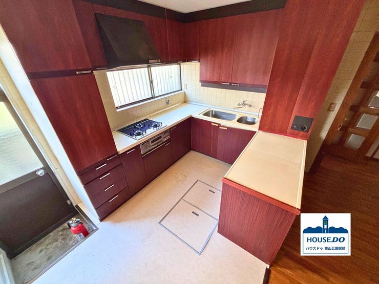 収納もたっぷりなシステムキッチンです。
床下収納があります