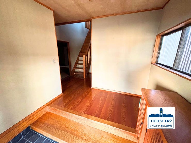 広い玄関で「上がりかまち」もあり、靴の脱ぎ履きも楽々ですね